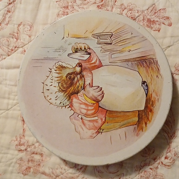 Vintage Beatrix Potter biscuit tins, made in England. - Picture 2 of 7